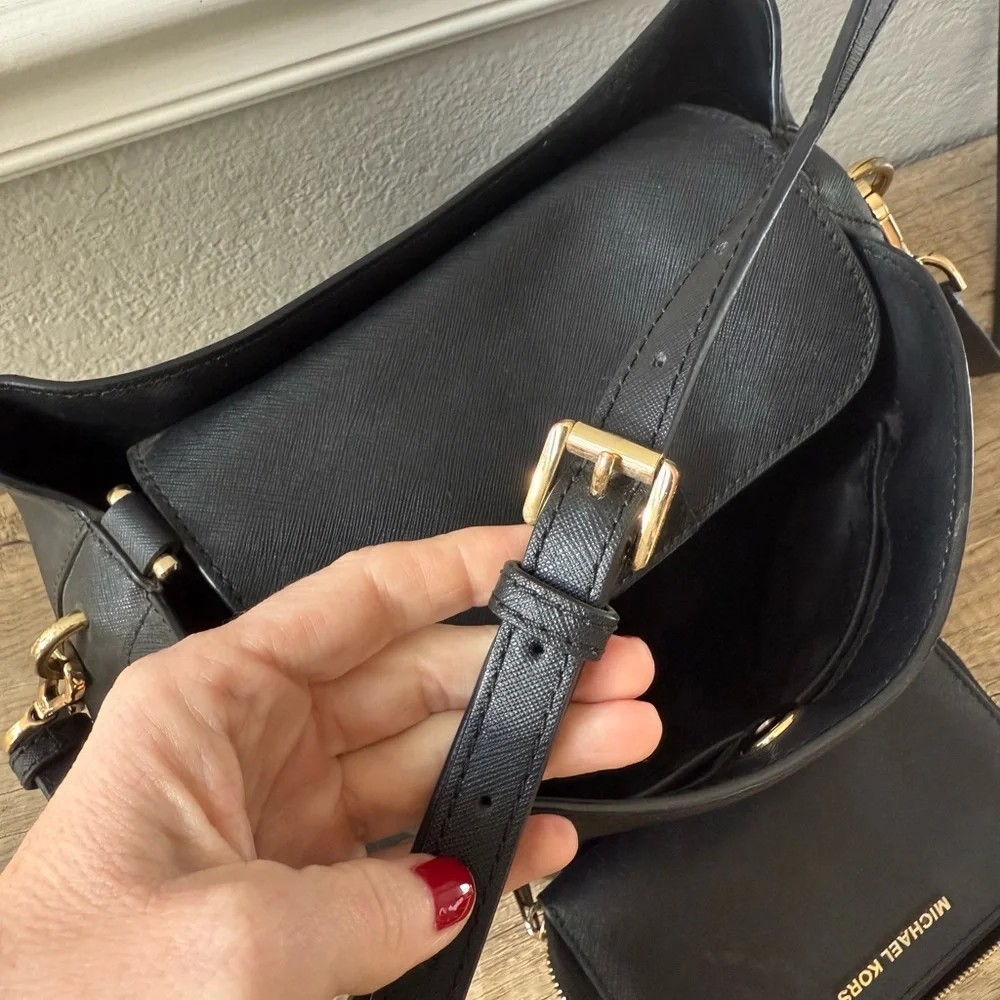 Michael Kors Black Shoulder Bag with Wallet - Picture 6 of 9